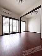 内装は白を基調として建具とキッチンがグッと映えてます^^