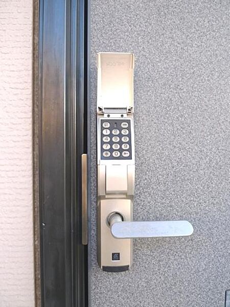 画像8:「玄関錠」玄関は鍵のいらないデジタロックを採用！！鍵を持ち運ぶ必要がないです☆