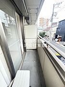 バルコニーがあるので洗濯物を太陽の下で干すことができます♪