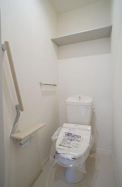 画像9:【トイレ】洗浄機能付暖房便座です！上部には空間を利用しトイレットペーパー等をストックできる棚が付いています♪※退去前の為、別の部屋の写真になります。