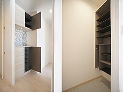 ■シューズボックス■中の棚は可動式となっておりお持ちの靴のサイズに合わせて高さを変えることができます♪　■シューズクローゼット■こちらには靴だけでなくゴルフバッグなども置いていただけます☆