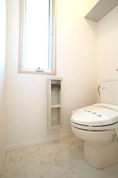 画像17:【トイレ】今や老若男女に必須アイテムの洗浄機能付暖房便座です！上部には空間を利用しトイレットペーパー等をストックできる棚が付いています♪