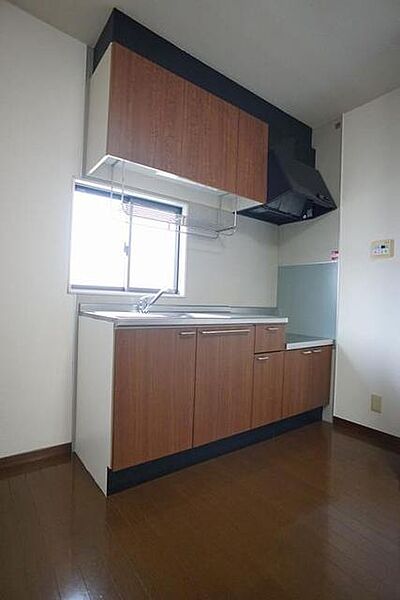 画像5:【キッチン】キッチンには吊り戸棚と水切り棚が設置された収納力のある仕様！窓サッシ付で手元が明るい♪