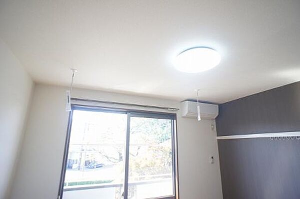 画像6:天井には室内物干し（ホスクリーン）付！！嬉しいＬＥＤ照明が始めからついております！！