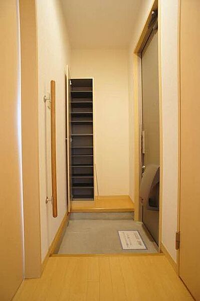 画像12:○下駄箱○　玄関には省スペースの下駄箱を設置。棚の高さが変えられるので、ブーツも収納できます♪