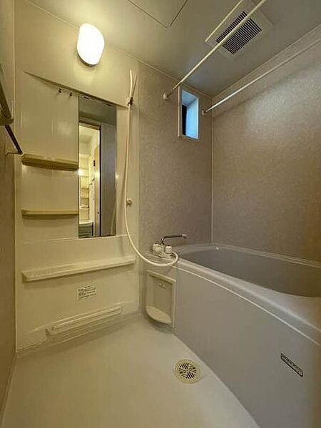 画像15:【浴室】浴室には小窓があり、換気ができます★