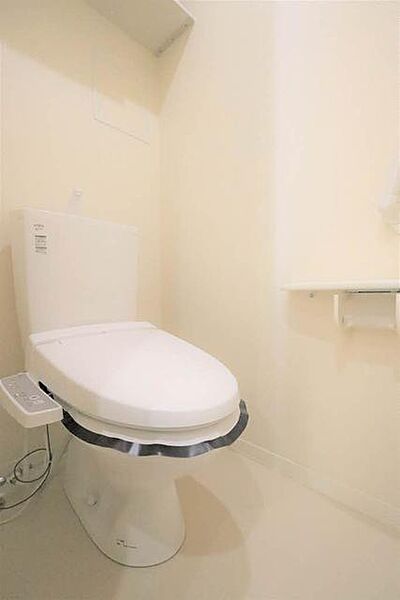 画像20:清潔感のある白を基調としたトイレにはウォシュレット機能を搭載し衛生的にも安心です。トイレ上部には、収納を設けております。