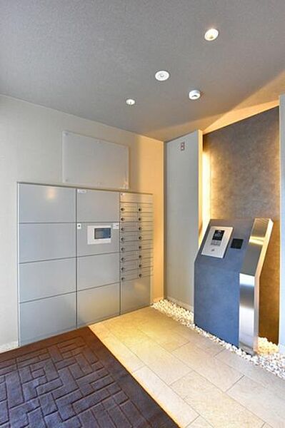 画像14:共用玄関はオートロック（自動ドア）仕様で宅配ボックス付きの集合ポストがあります。
