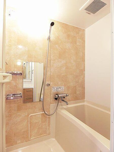 画像7:【浴室】フルリノベーション工事済！※2022年3月完工。ミラーキャビネット付きの浴室です。節水シャワーにサーモスタット水栓付きです。