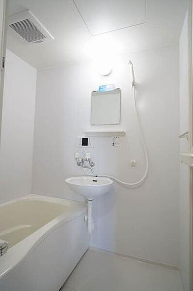 画像10:お風呂は清潔感ある白を基調としたバスルームに交換済です。