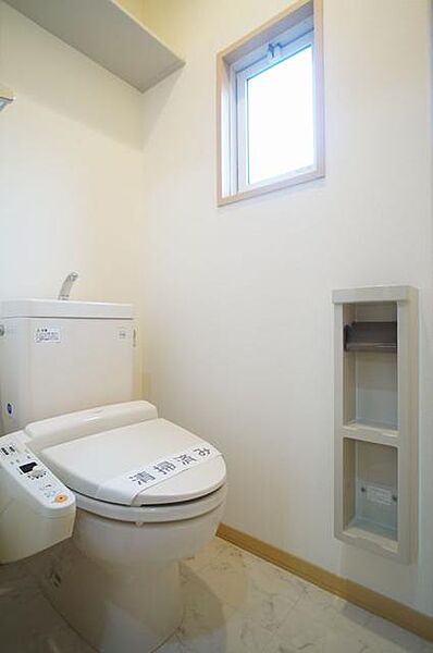 画像12:【トイレ】老若男女に人気の温水洗浄暖房便座付トイレ♪換気のしやすい小窓付♪