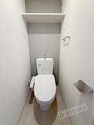 人気アイテムの温水洗浄便座。清潔感のあるトイレです。