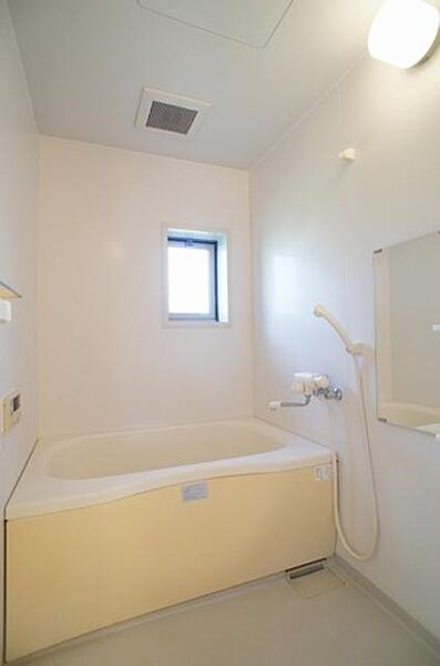 画像17:換気と採光を考慮した小窓があって明るく清潔感あるバスルームは、沸かし直しができる追焚給湯機能付き♪