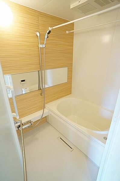 画像12:単調になりがちな浴室にカラー壁面パネルを入れることでアクセントを加えています。