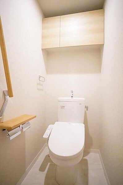 画像21:【トイレ】暖房洗浄便座付きのトイレ。ペーパーホルダーと一体になった手摺りや上部の棚収納もついています！スッキリとした空間となっています！