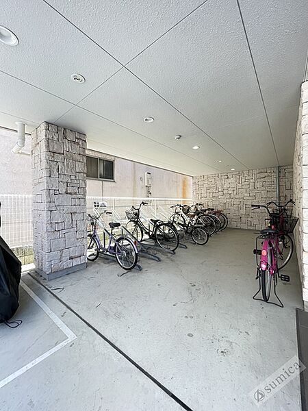 画像6:屋根付き駐輪場は大事な自転車を雨から守ります♪