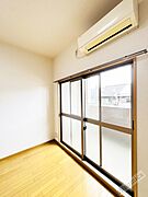 内装は落ち着いています。おおきな窓で明るさを演出