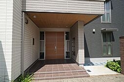 共用エントランス扉はオートロック仕様。防犯カメラも設置しております。