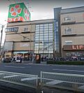 ライフ巽店、品揃え豊富。 711m
