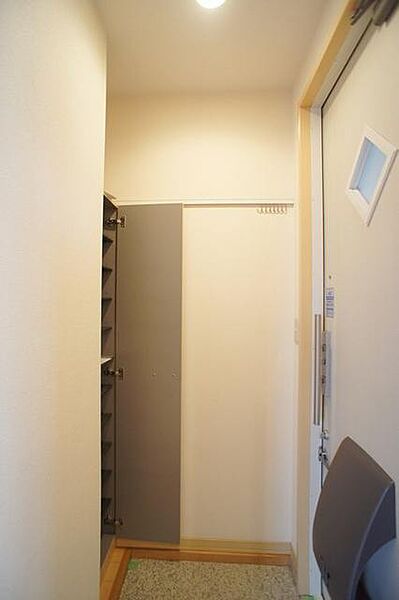 画像15:○小さなスペースも有効活用○　玄関はこんな感じです。縦長のシューズボックスは棚を動かしてブーツも収納することが出来ます♪