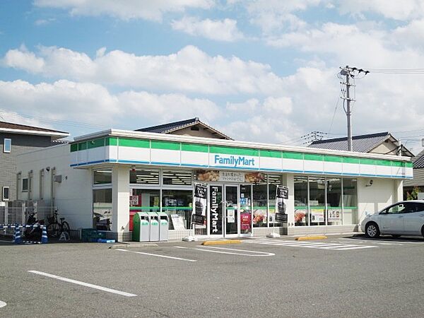 画像24:ファミリーマートレインボー通り店 583m