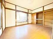 落ち着いた雰囲気で寝室向きのお部屋です♪