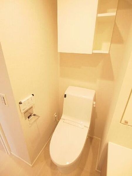 画像13:多機能便座付きトイレです。多機能便座のリモコンが壁付けなのと手洗い器のないタイプのトイレなのでお掃除が簡単です。サニタリー用品の収納は、上の戸棚が便利です。