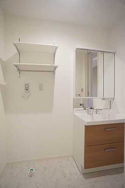 画像9:【洗面室】3面鏡タイプのシャンプードレッサ−　収納棚やラックが付いているため、洗面室・浴室周りの備品収納に便利