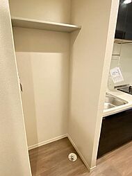 【洗面所】室内洗濯機置場。上部にはストック用品を収納できる棚があります♪