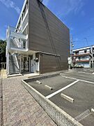 広々とした駐車スペース。ハイルーフ車ＯＫ。