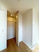 ゆったり設計のクローゼット。