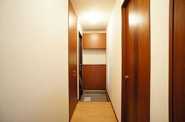 画像7:☆廊下〜玄関☆　飾棚付の玄関収納です。何を飾りますか？