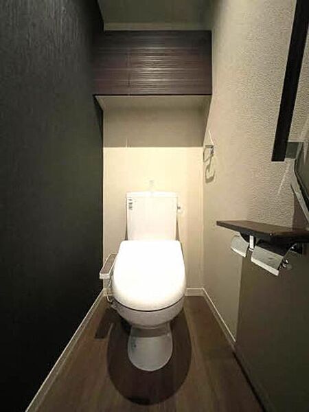 画像16:暖房洗浄便座付きのトイレ空間です。