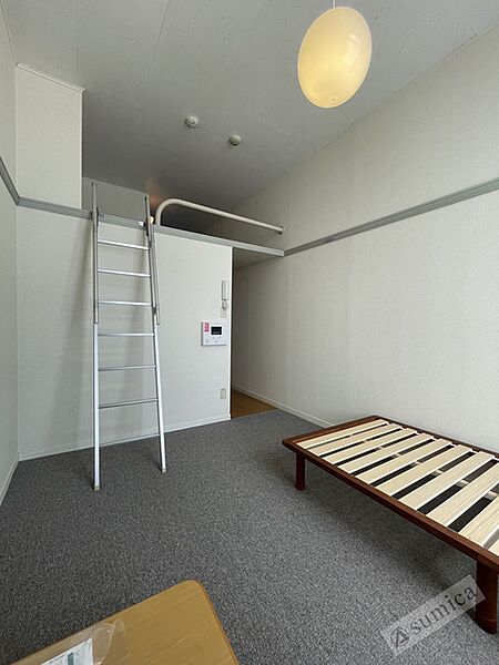 画像7:ゆったり過ごせる居間、天井の高さが解放感を演出。