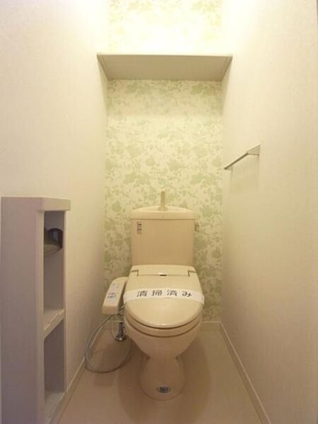 画像12:【トイレ】いつでも快適♪洗浄暖房便座付です☆トイレットパーパーや芳香剤などをストックできる棚が上部に設置されています☆