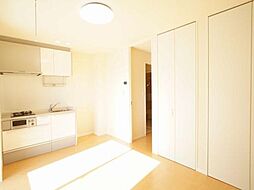【洋室】消費電力が抑えられるLED照明付きのため、電気代が安くて経済的なだけでなく、入居時の初期費用が抑えられます♪