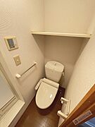 人気アイテムの温水洗浄便座。清潔感のあるトイレです。