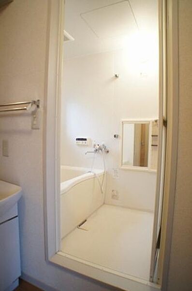 画像13:■浴室■　換気と採光を取り込む小窓が清潔感のある生活をイメージさせてくれます。