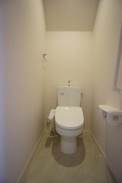 画像15:トイレは温水洗浄便座付になります。