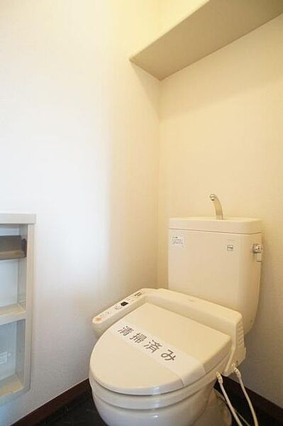 画像10:【トイレ】洗浄機能付暖房便座のあるトイレの上部には空間を利用しトイレットペーパー等をストックできる棚が付いています♪