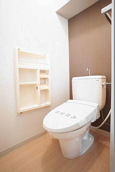 画像15:【トイレ】予備のペーパーホルダー・タオル掛けの付いたトイレです♪♪棚収納もございます。
