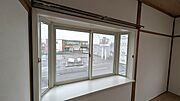 奥の洋室には出窓があります♪