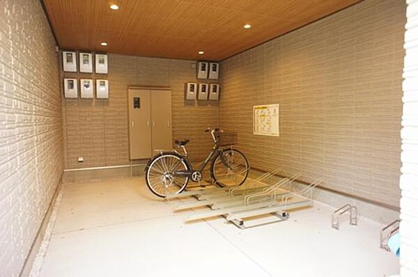 画像7:建物内に自転車置場《サイクルラック》の設置があります。