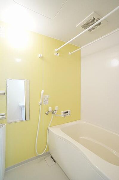 画像10:■浴室■1日の疲れを取るお風呂は壁の一面だけ色を変えてアクセントを付けています。沸かし直しができて経済的な追焚機能付き☆