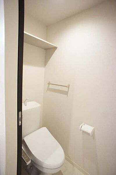 画像10:トイレは洗浄機能付き便座♪上部に収納板があるので便利です！