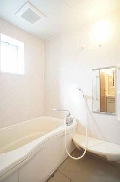 画像15:換気と採光を考慮した小窓があって明るく清潔感あるバスルームは、沸かし直しができる追焚給湯機能付き♪