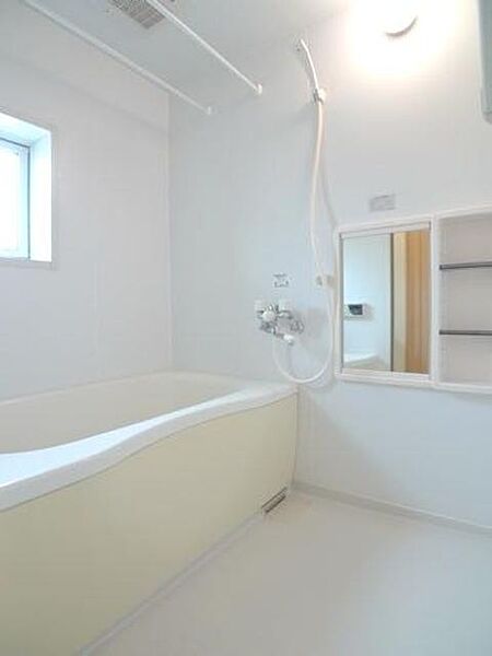 画像11:【浴室】浴室には洗濯物を干せるスペースもあります☆急な雨の際にはココでも衣類を干す事ができます☆
