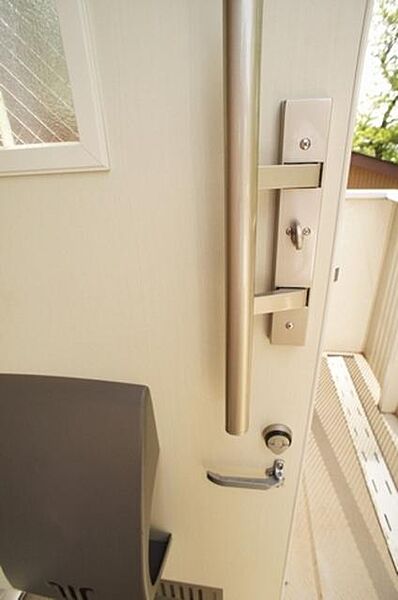 画像5:玄関扉は防犯面に強い1キー2ロック、防犯バー付きです！