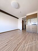 内装は白を基調として建具とキッチンがグッと映えてます^^