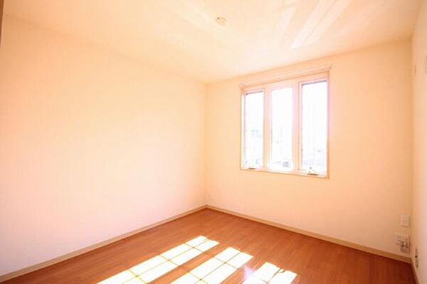 画像6:【南側洋室】大きめの窓で明るいお部屋となっております。